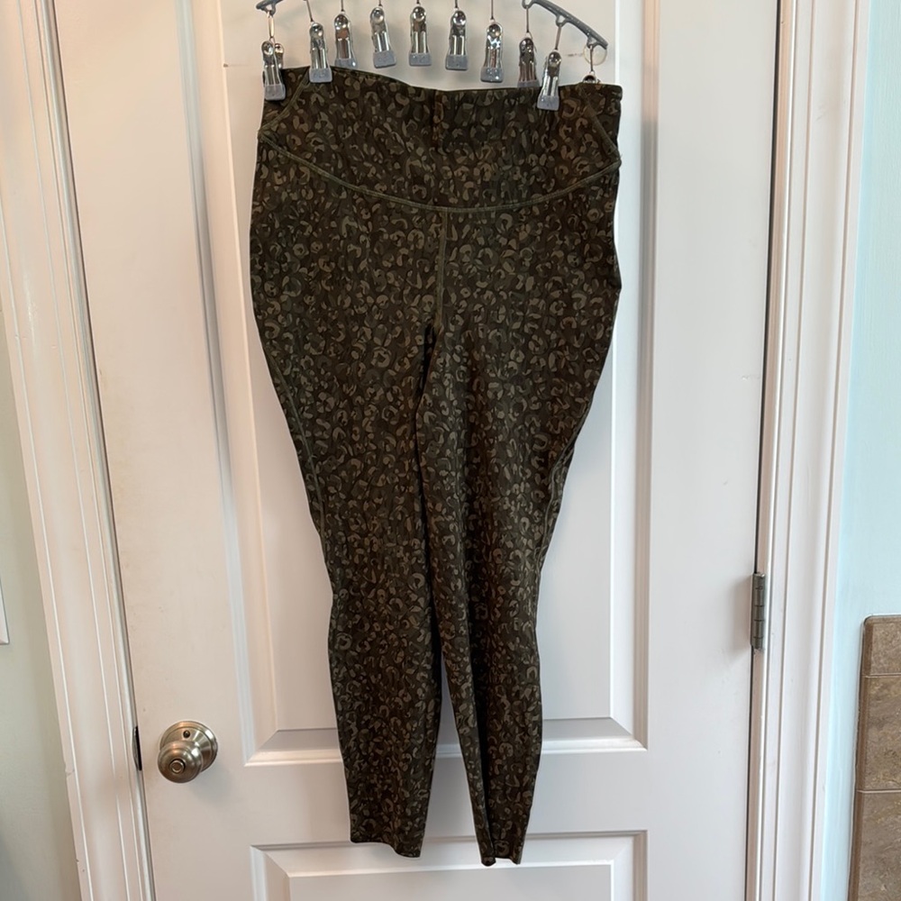Lululemon Base Pace High-Rise Tight 25". Size 12. Camo.